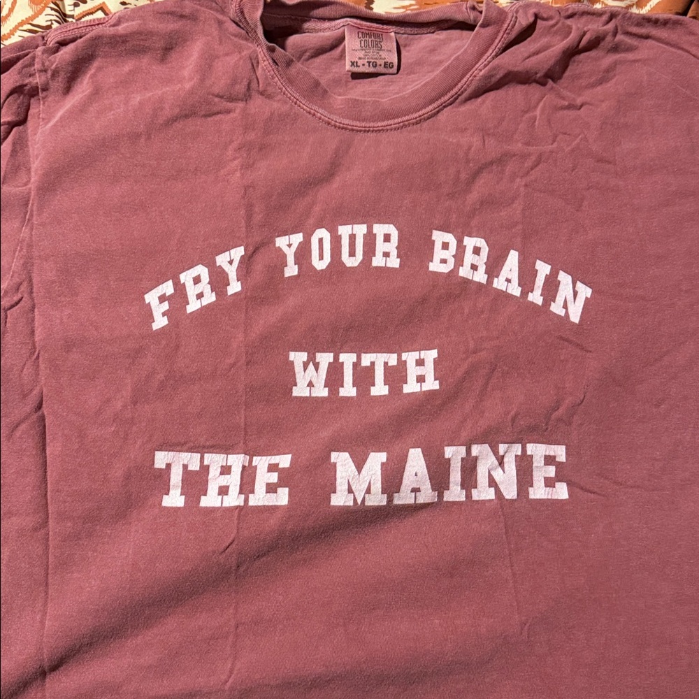 The Maine Graphic T-Shirt in Maroon